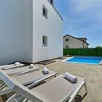 Crowonder Adriana - With Heated Swimming Pool, Jacuzzi And Sauna * Zára