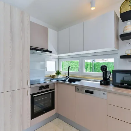 Crowonder Adriana - With Heated Swimming Pool, Jacuzzi And Sauna Vila *