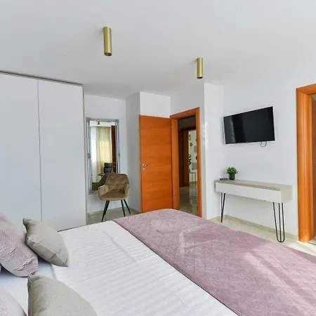 Vila Crowonder Adriana - With Heated Swimming Pool, Jacuzzi And Sauna *