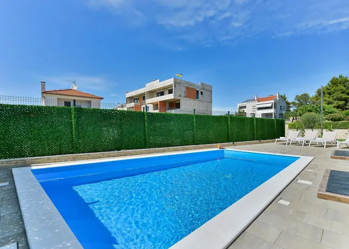 Crowonder Adriana - With Heated Swimming Pool, Jacuzzi And Sauna Zara