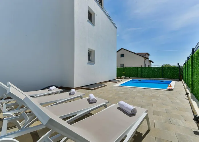 Crowonder Adriana - With Heated Swimming Pool, Jacuzzi And Sauna * Zara